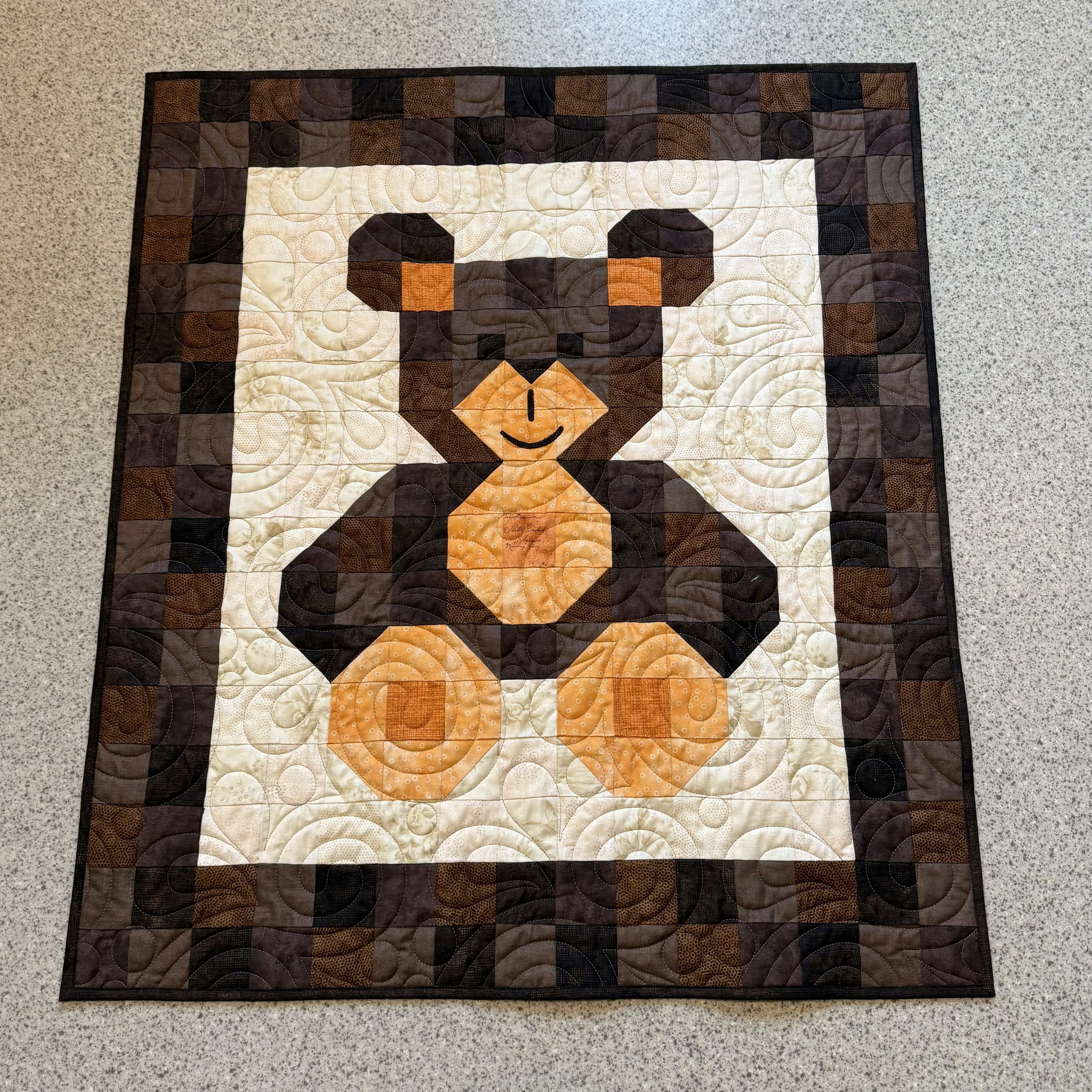 #461 Babyteppe brun/oransje bamse