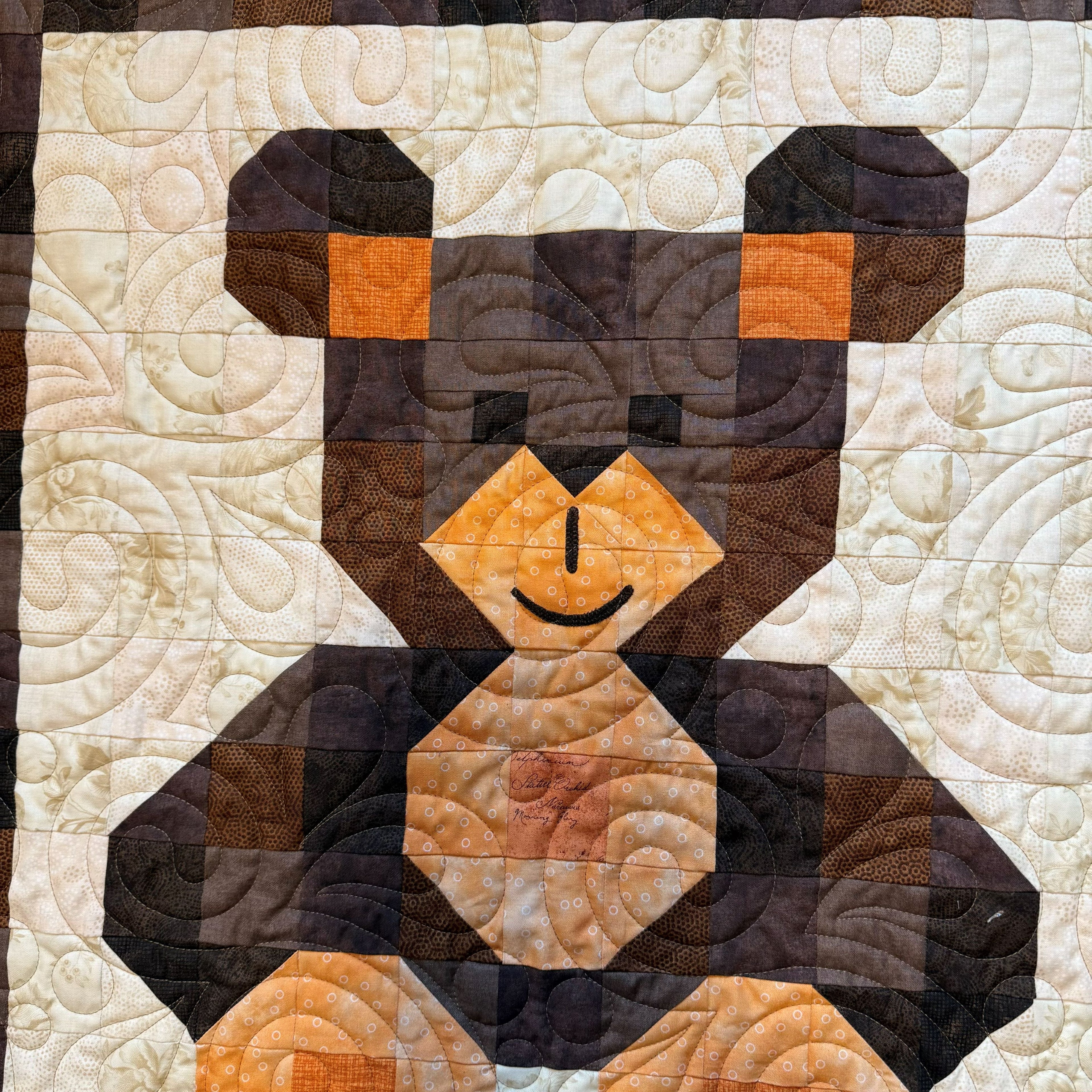 #461 Babyteppe brun/oransje bamse