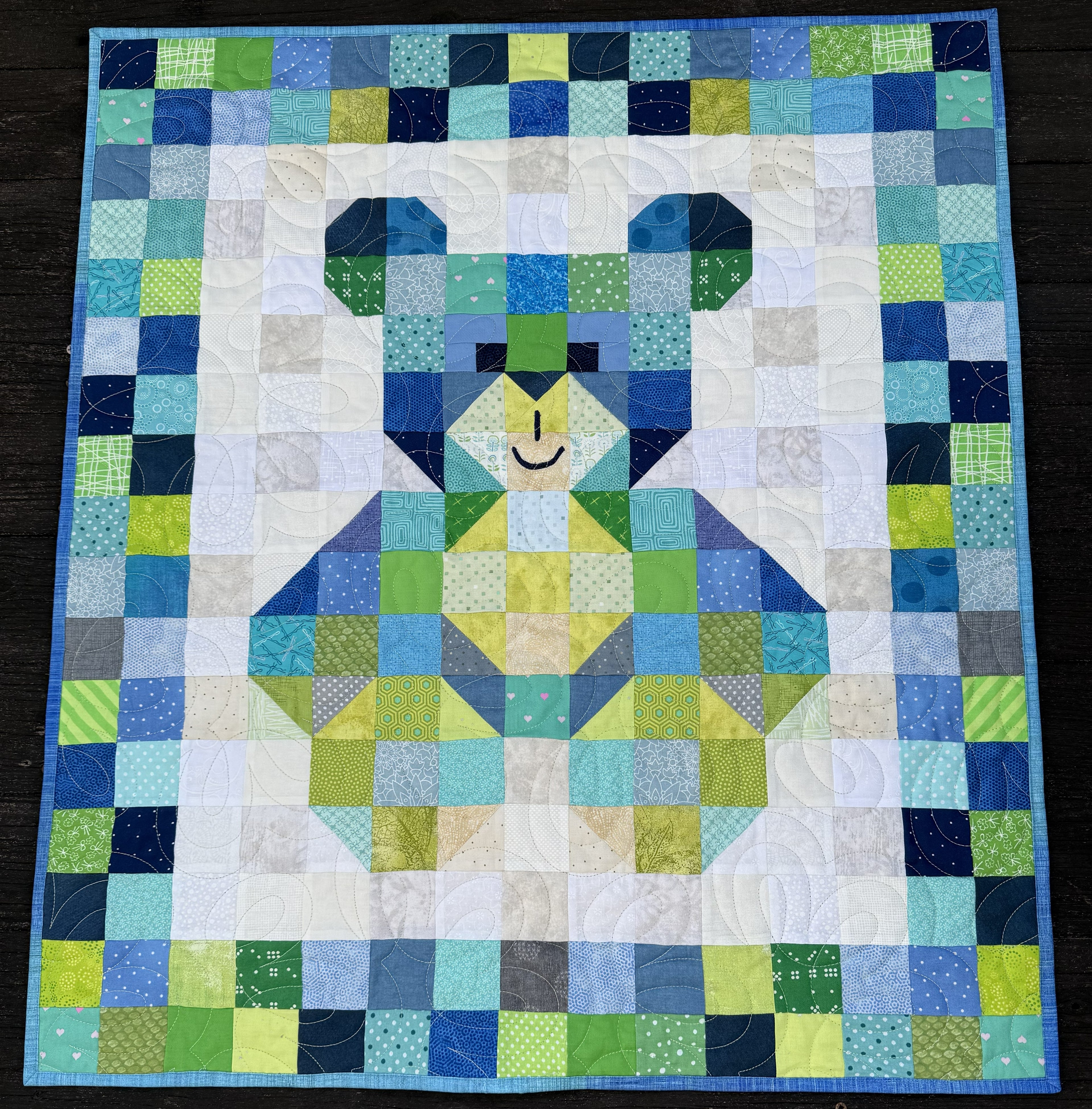 #477 Babyteppe turkis/blå/grønn bamse
