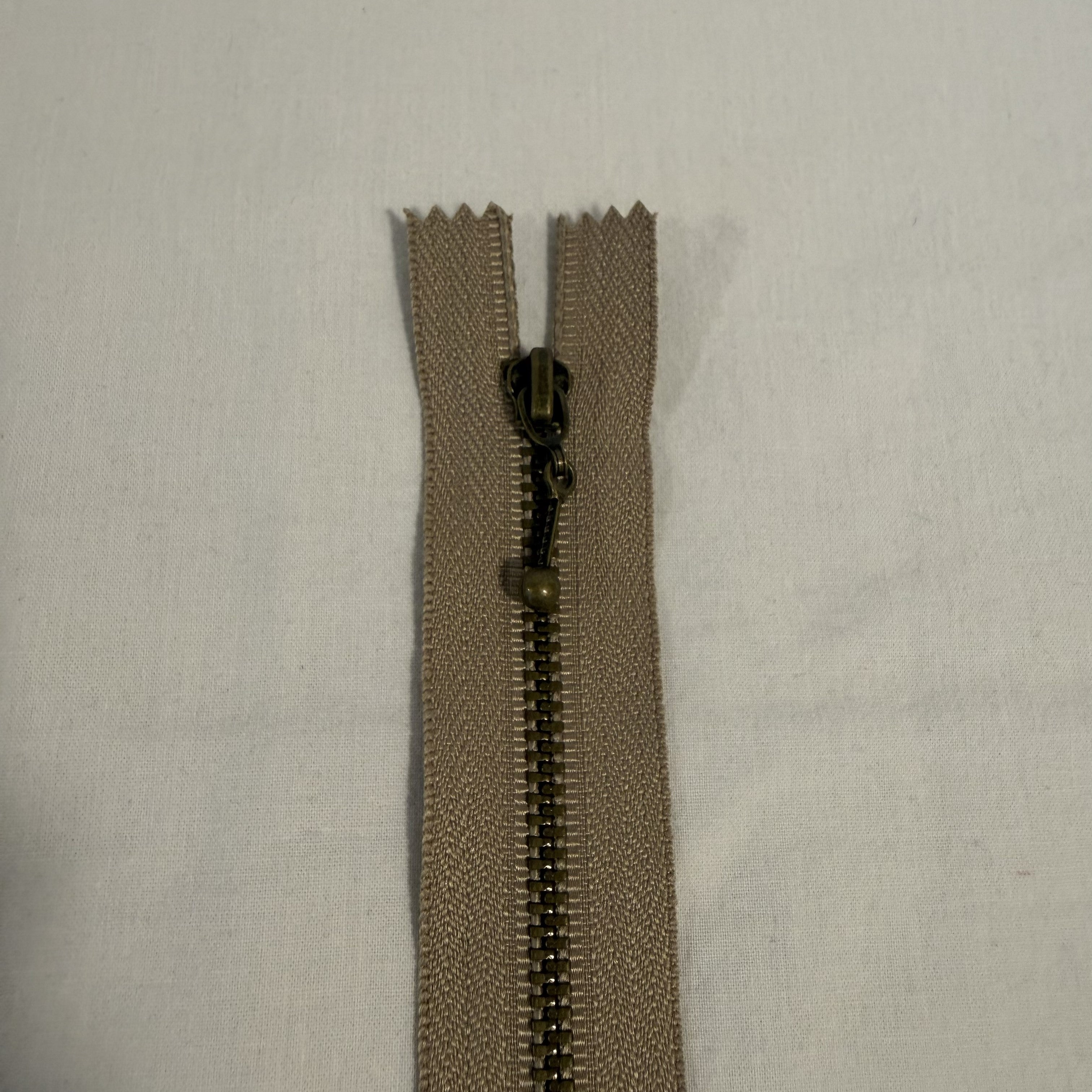 Glidelås 4 mm metall 45 cm